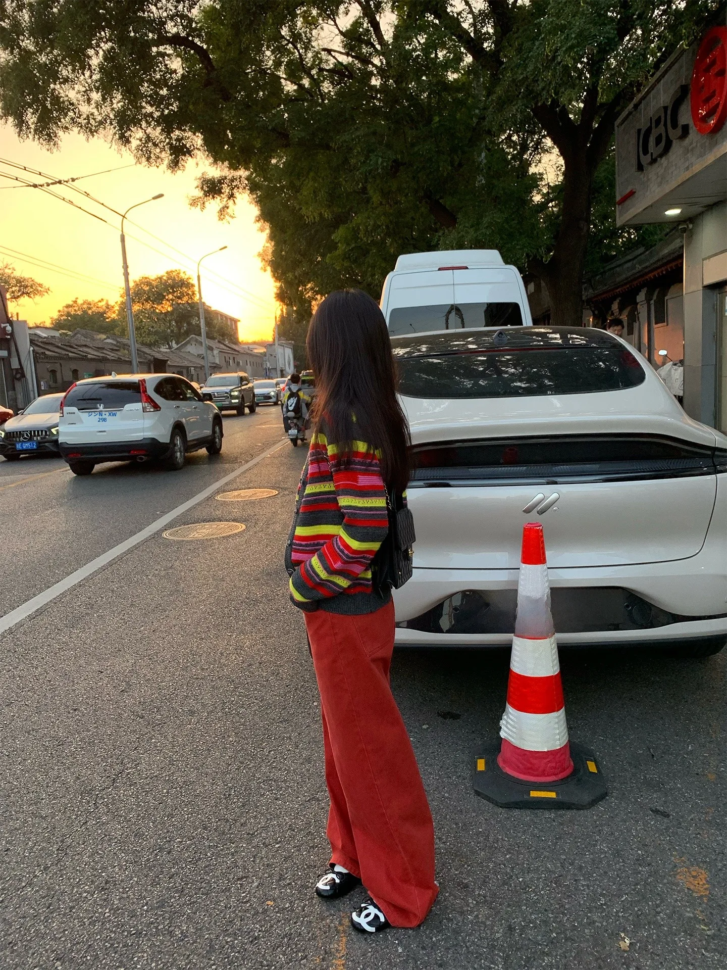 クロップドパンツの着こなしに迷うなら、ルージュパンツは本当に選ばれるべき？