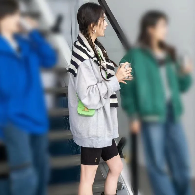 クロップドスウェットプルオーバーは、本当に通勤に使えるの？