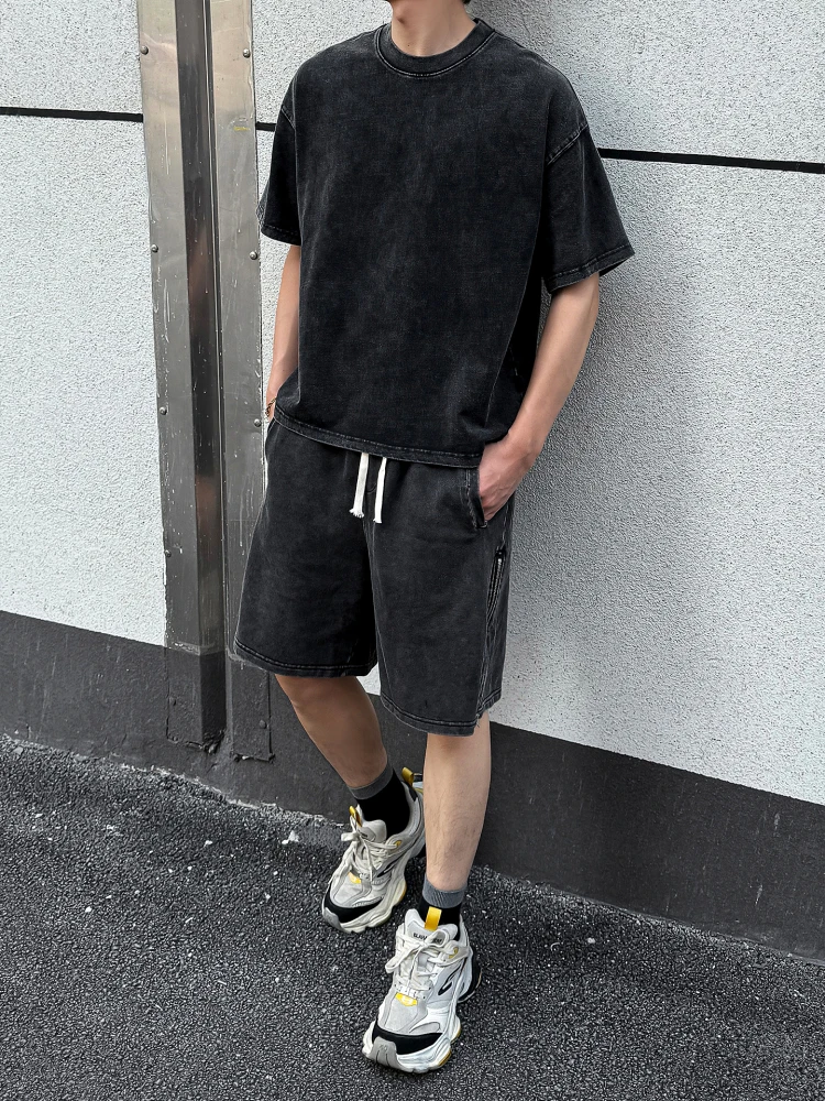 ボクシーシルエットのウォッシュ加工ショートスリーブTシャツ：ストリートファッション男子の旬のスタイル