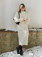 冬の女性用ニットセーター【純羊毛・ホワイト・ゆったりデザイン・取り外し可能なスカーフ】（セットアップ対応）
