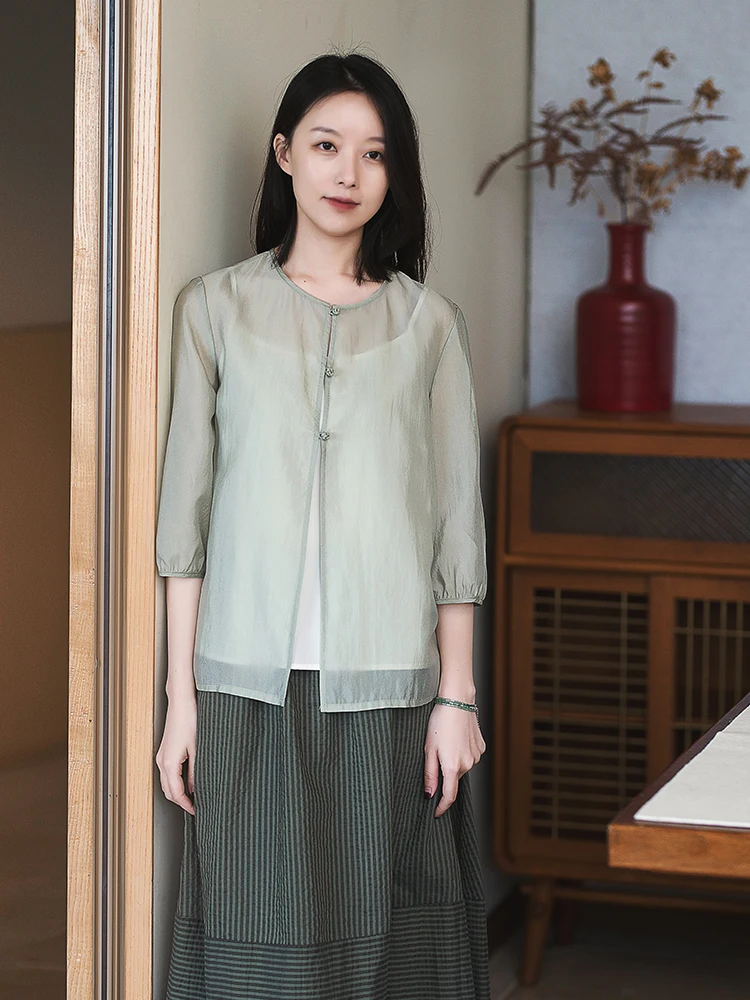 通勤の日常を彩る、白シャツとカーディガンのバランスは？