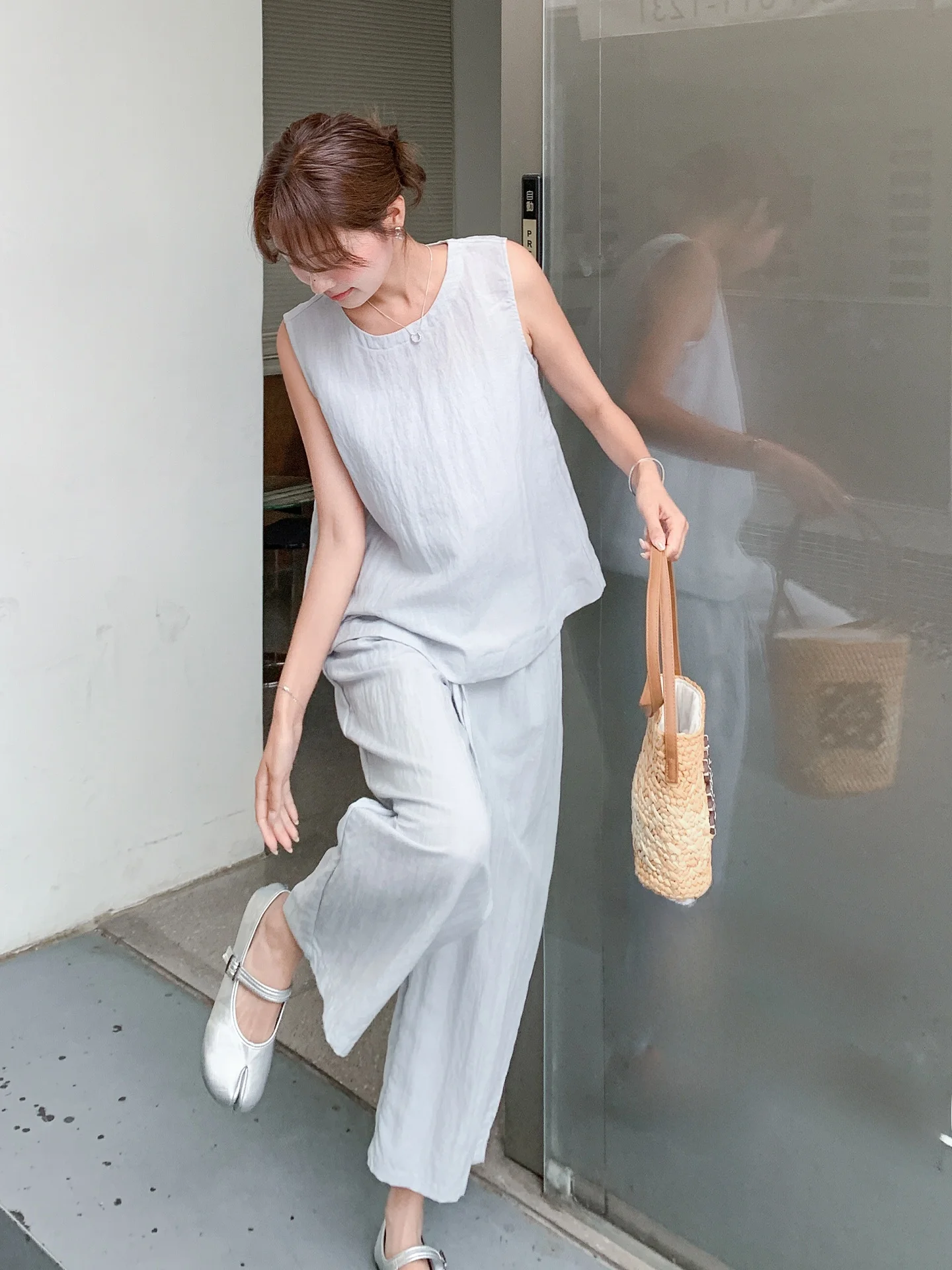 ナチュラル骨格に似合う服の選び方：浅い青色のカジュアルセットアップの実用性とスタイル分析