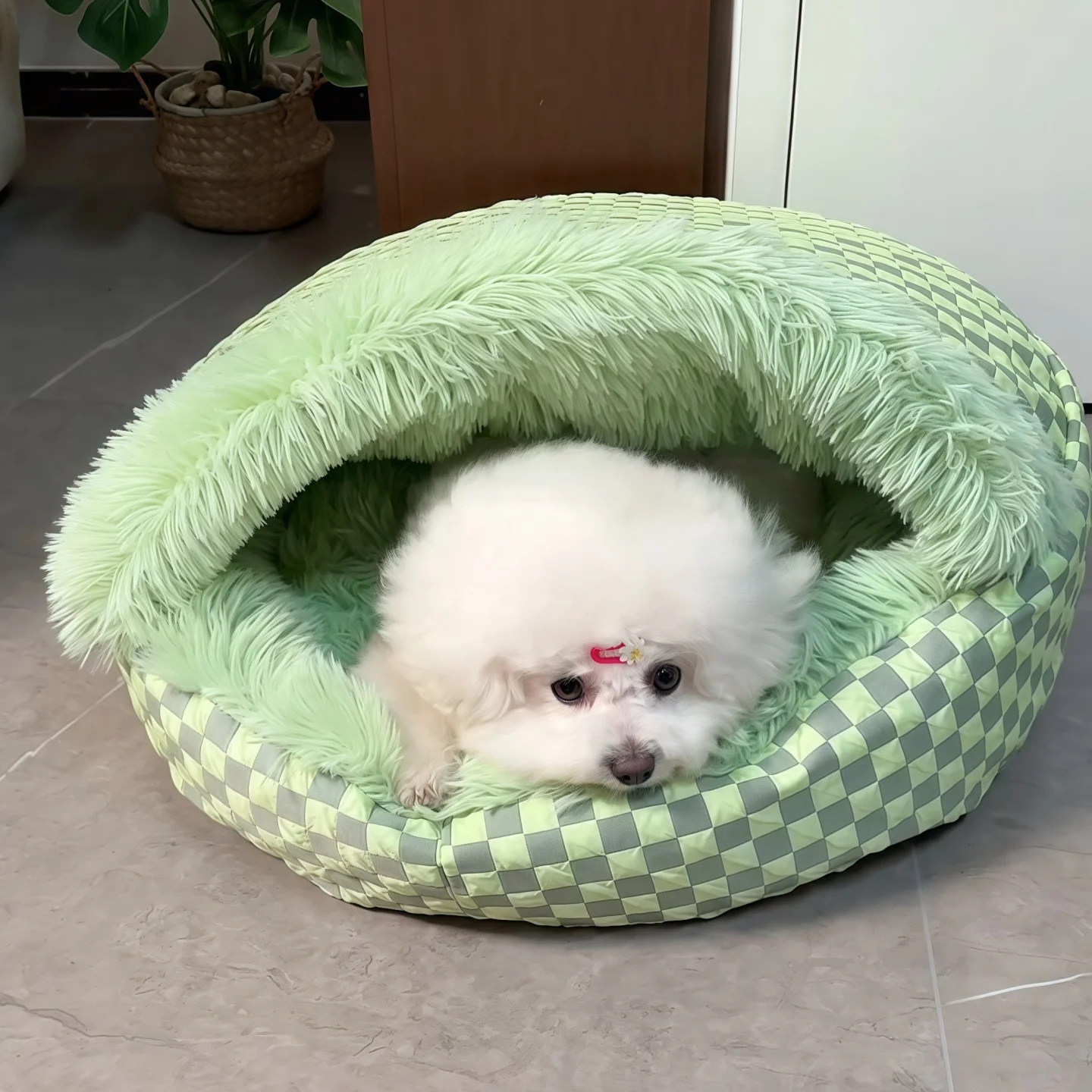 冬季用の保温半封閉型ペットベッド：長毛フリースで中型犬・猫に最適な暖かさ設計