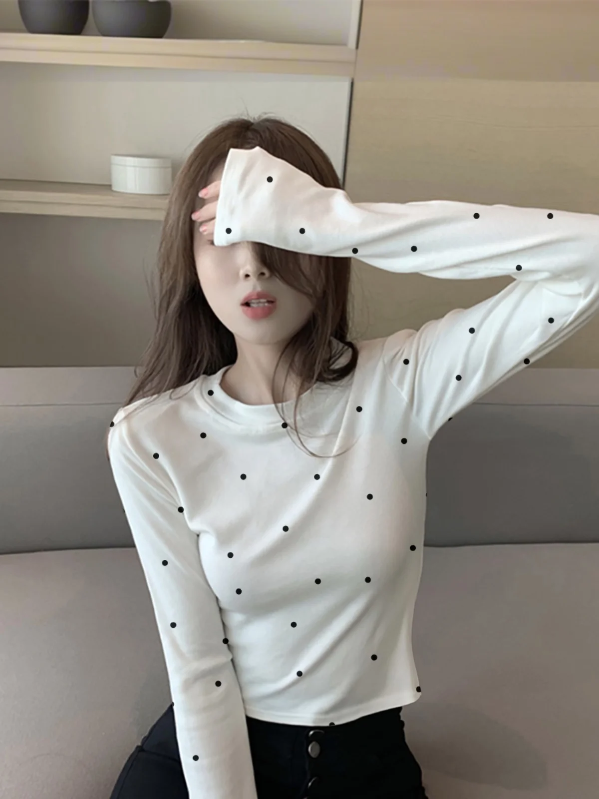 デザイン性のあるドット柄コットン丸首Tシャツ【女性用・スリムフィット・インナー対応】