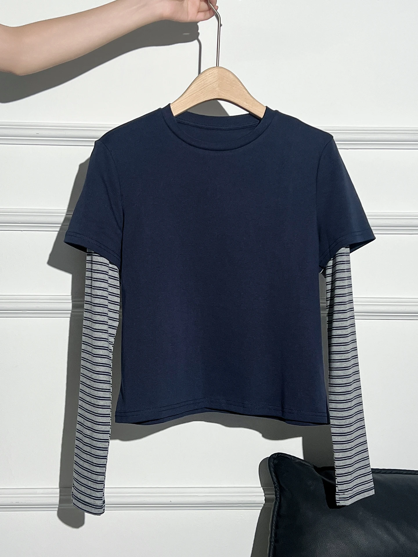 秋の通勤スタイルに悩むあなたへ：ストライプ長袖Tシャツで失敗しない重ね着コーデは？