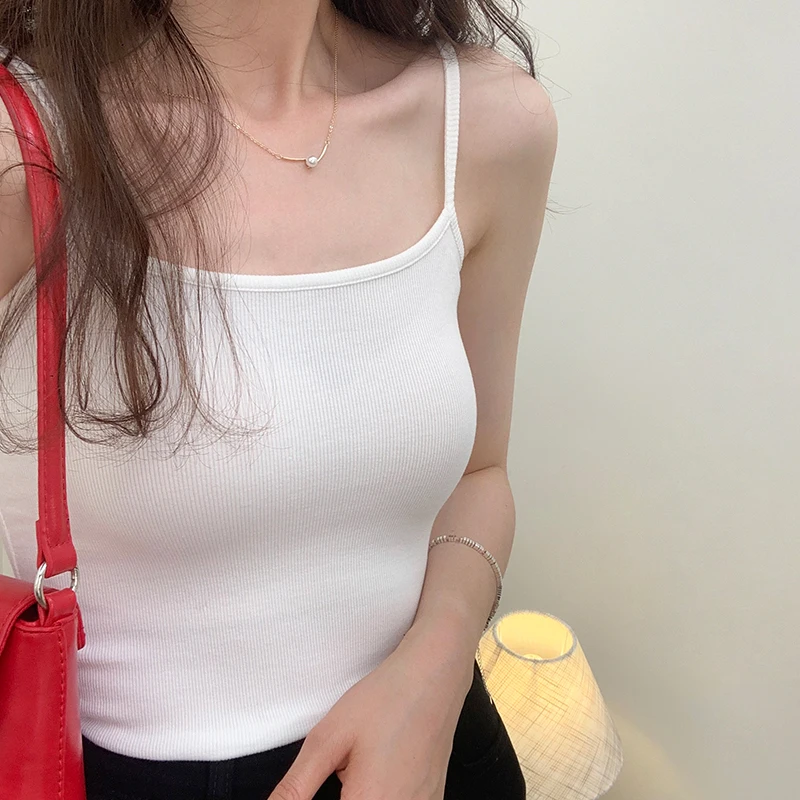 リブキャミソールはどんなもの？通勤から夏の日常まで、本当に使えるのか？