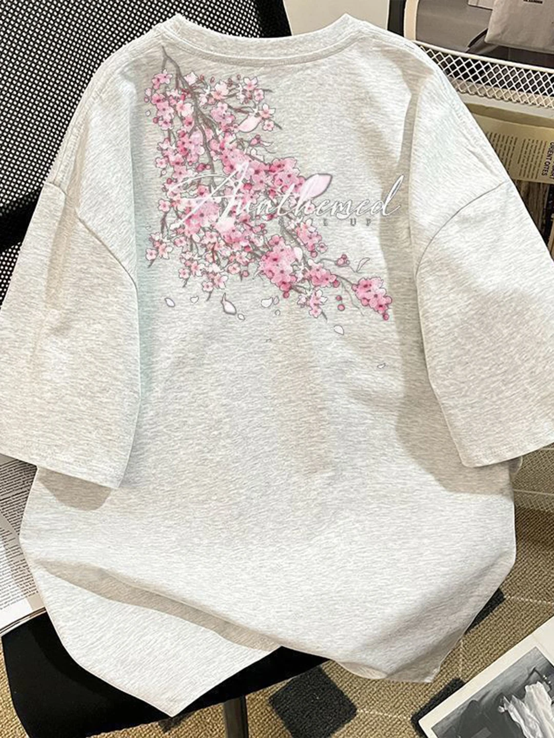 モード系メンズTシャツはどう選ぶ？桜のプリントが夏を彩る、リアルな着こなしのヒントを紹介