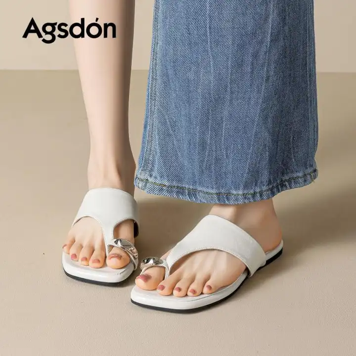 美しいデザインの夏用サンダル【フラット・グリッターフィニッシュ・足指挟みタイプ・服に合わせやすい】