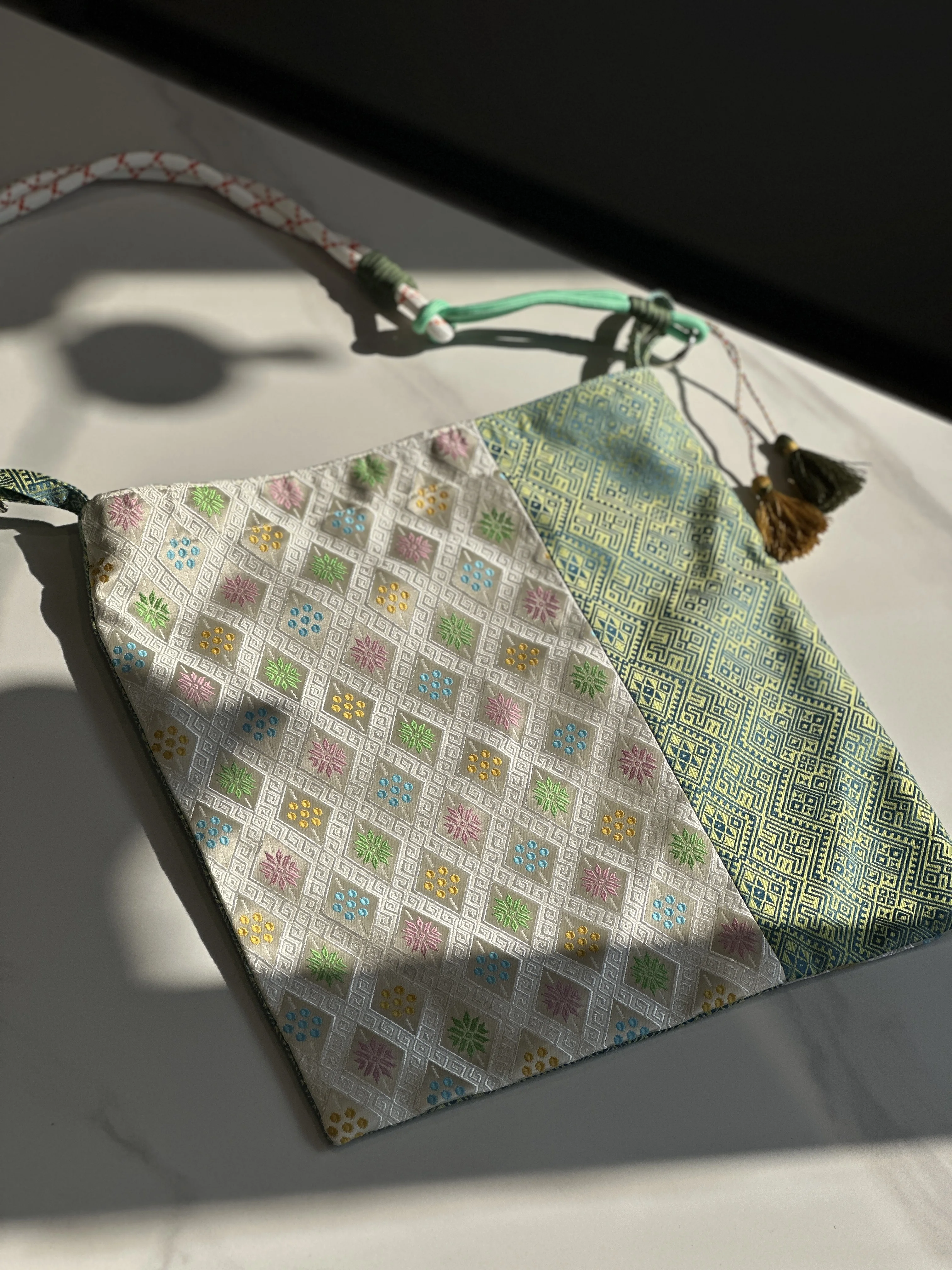 伝統的な壮族刺繍の布トートバッグ：新中式デザインで通勤と日常を支える大容量バッグ