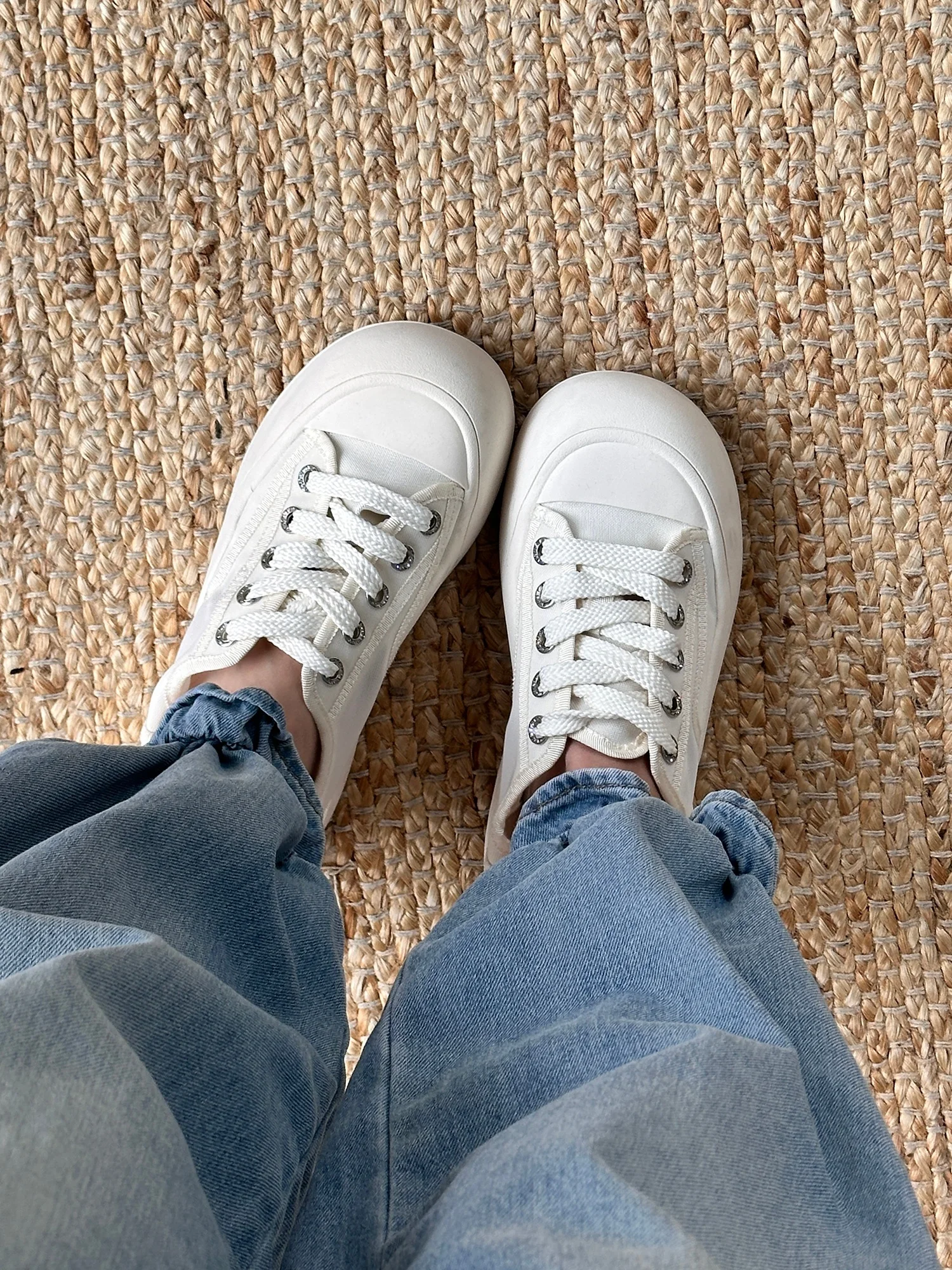 厚底キャンバススニーカーのちょうどいいサイズは？足の長さやシーン別に確認する方法