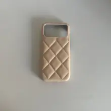 おしゃれな菱形デザインのレザー製スマートフォンケース【iPhone用・極上の柔らかさ・デザイン強調】