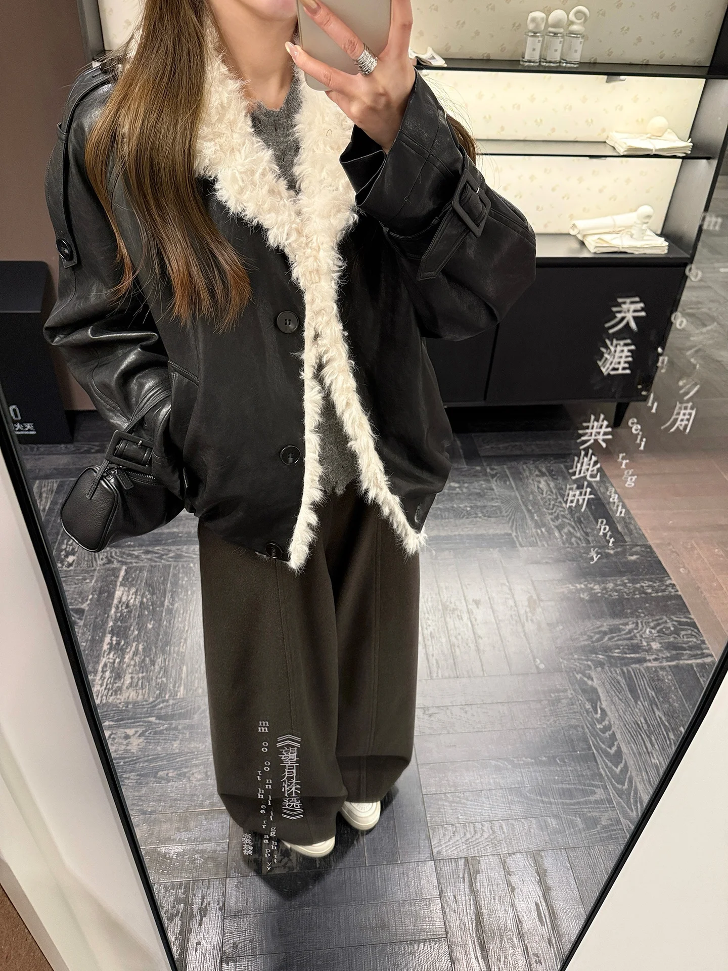 フード付きパーカーの上羽織りに最適な加厚フリースパーカーとは？