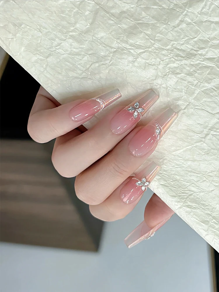 夏にぴったりのアクリルバタフライネイル：防水・ハンドメイド・簡単装着の実用性と5月のデザイントレンド