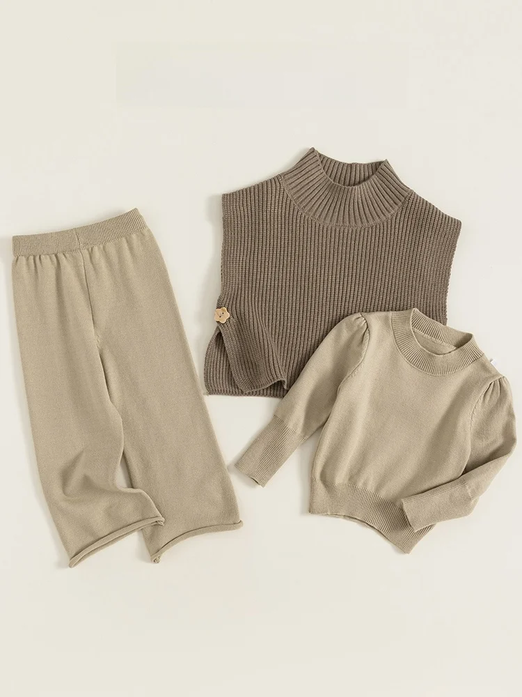 秋冬向けオシャレな子供用ニットベストとセーターの組み合わせ（セットアップ対応）