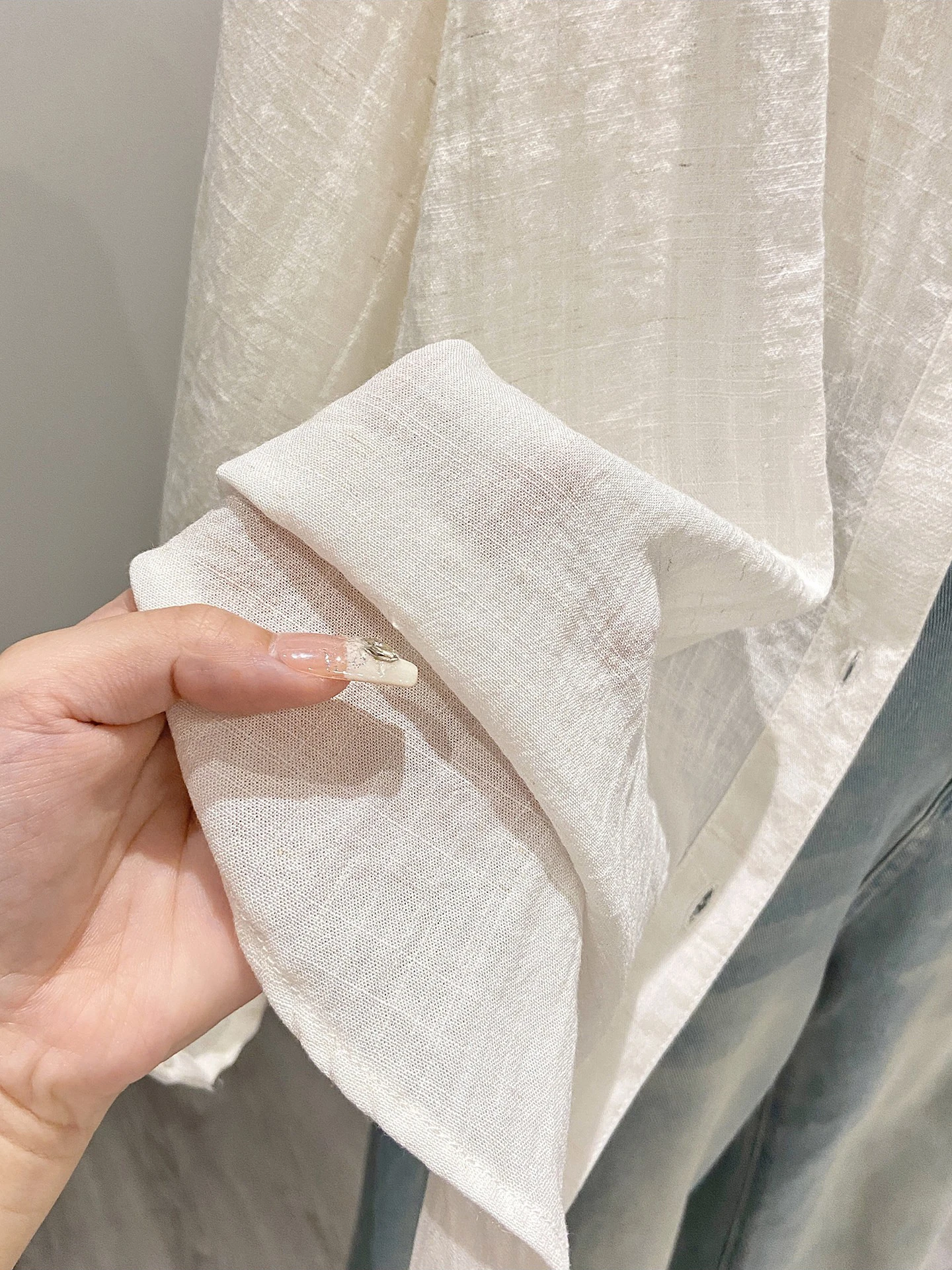 春夏の通勤スタイルに悩むあなたへ：シャツとブラジャーの関係は、本当に必要なの？