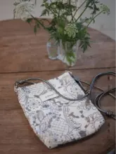 華やかな刺繍のワンショルダースマホバッグ【グレー・紫・調整可能ストラップ・大容量】