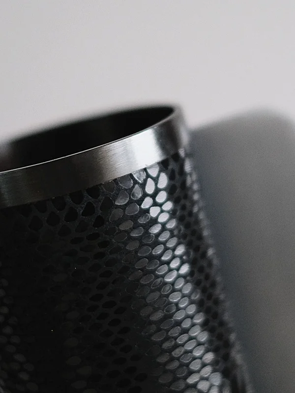 amber wall と black wall の明るさの違いは？高級感ある黒耀金属製花瓶で解決するインテリアの悩み