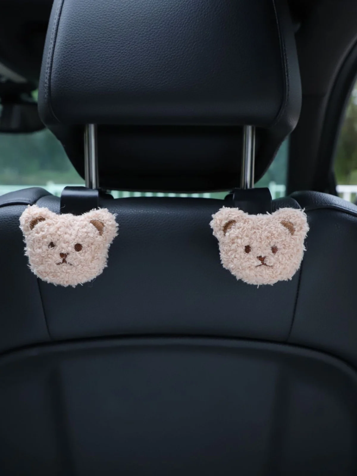 bulkhead seat に似た多機能アイテムはどれ？「座席背面用フック」が通勤生活を救う理由とは