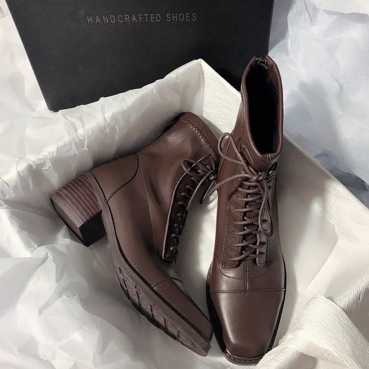 極上の柔らかさのレディースショートマーティンブーツ【粗いヒール・レザー・レースアップ・スクエアトゥ】