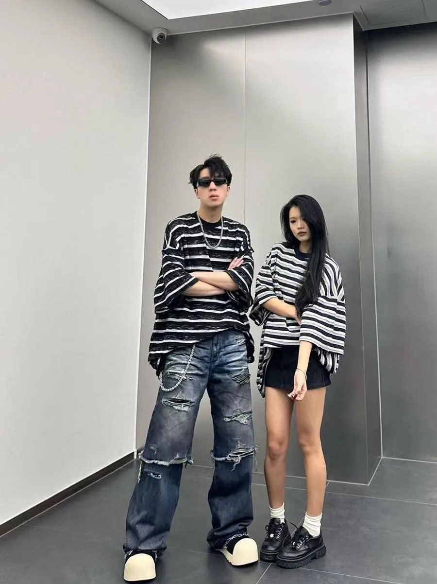 ストライプデザインのルーズフィットTシャツ【丸首・男女兼用・翻辺工法】