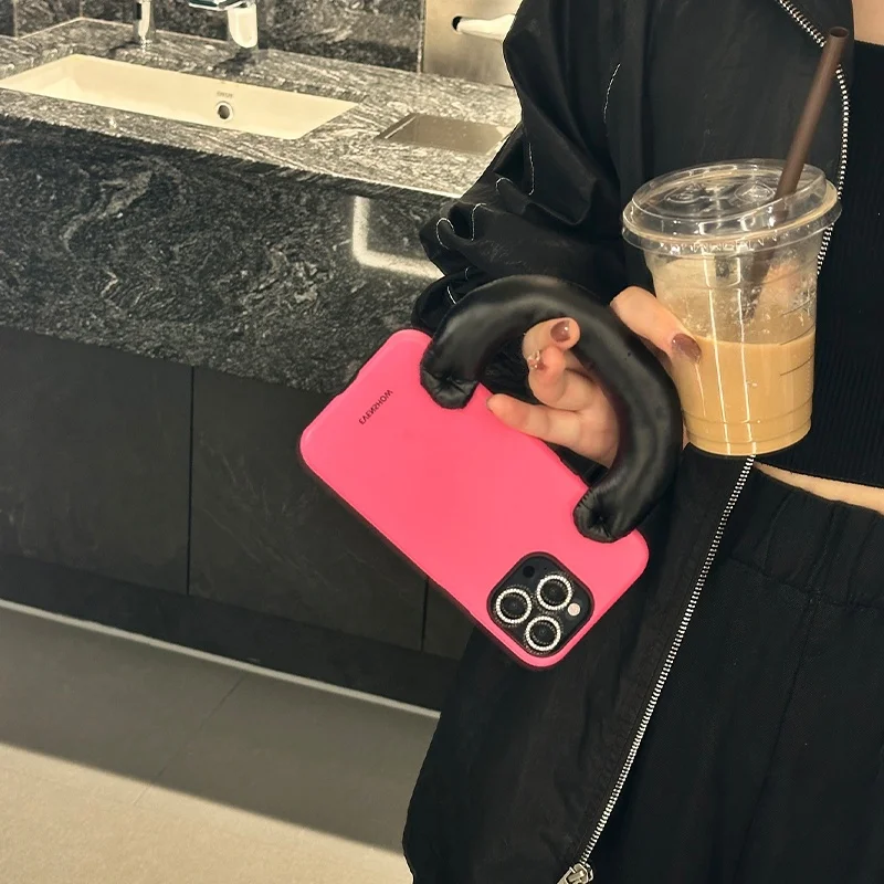 iPhone12 ケース ショルダー 人気モデルを比較するなら、この赤い磁気ハンドストラップケースがおすすめ！