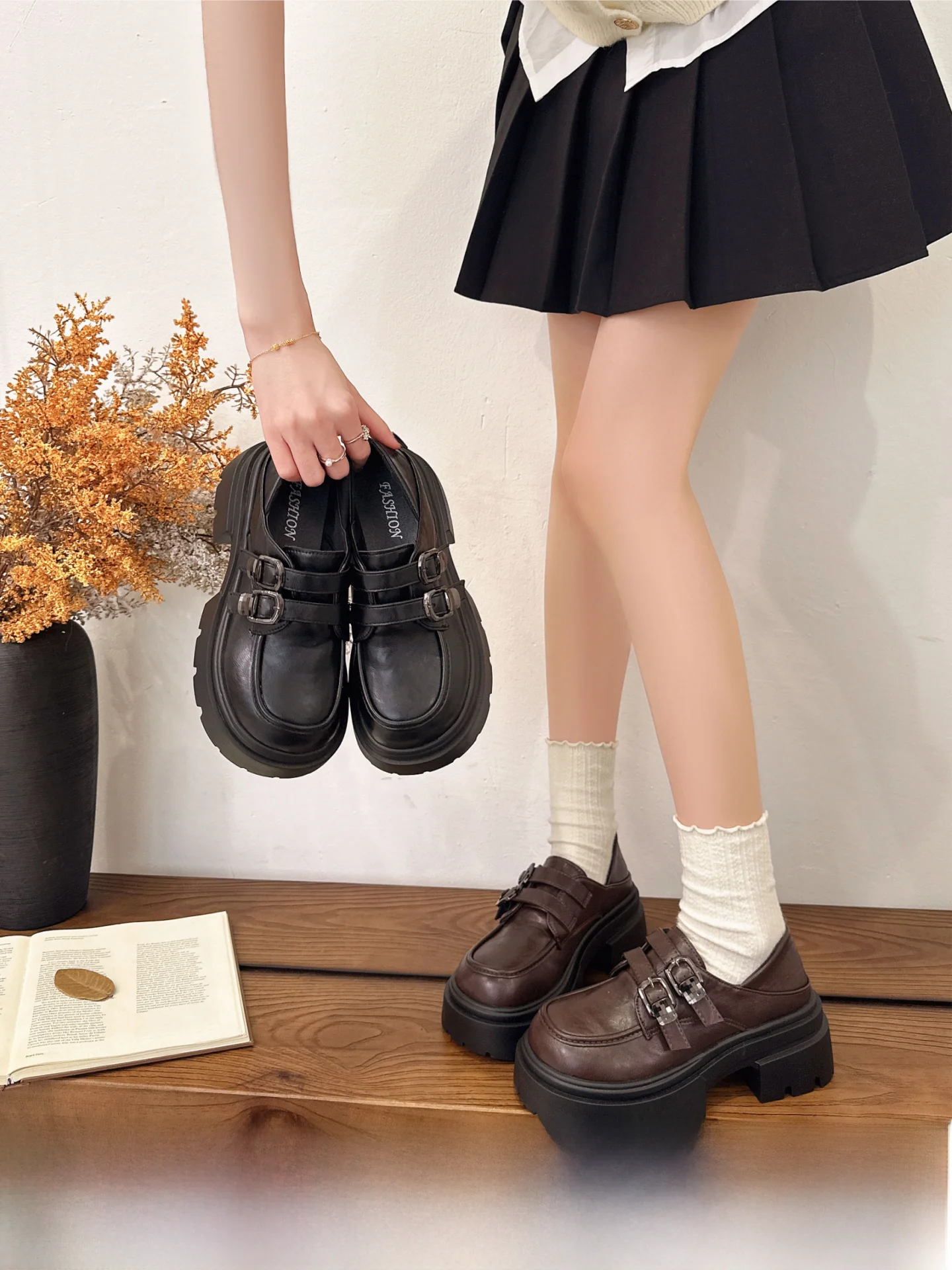 厚底ローファーシューズ：バuckleデザインで脚のラインを美しくする大人のスタイル