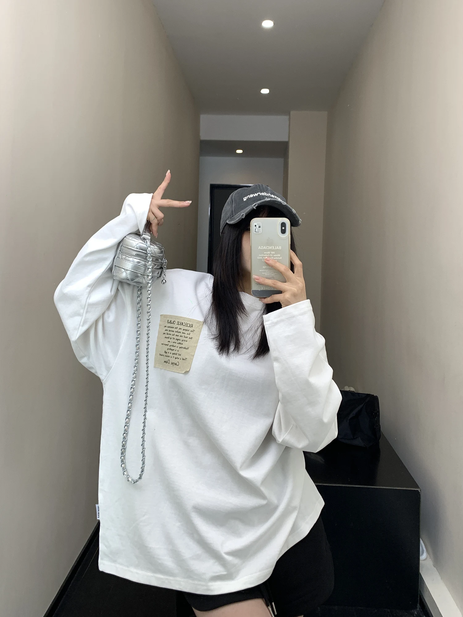 シンプルで高級感のあるコットン長袖Tシャツ【女性用・ホワイト・カジュアル】