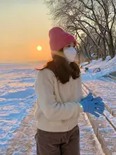 ラズベリーピンクのウサギ毛ニット帽【秋冬用・保温・ロールエッジ・尖ったデザイン】