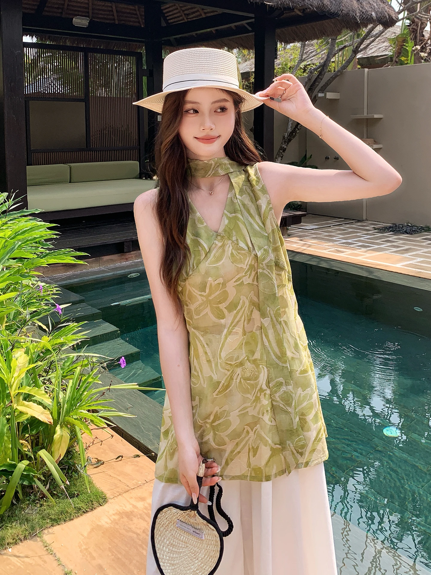 20代の女性が今、選ぶべき「夏のコーデ」は？エレガントなフラワープリントトップが解決するリアルな悩み