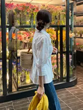 デザイン性の高い七分袖白色シャツ【ウエストシェイプ・春夏用・女性用】