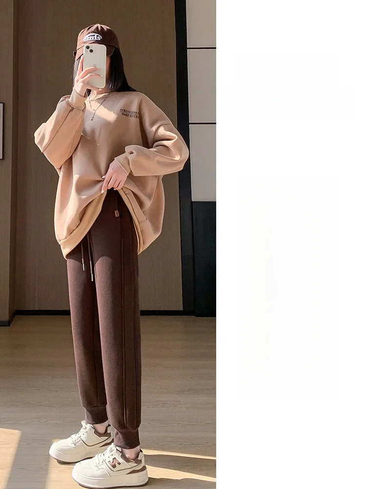グレー スウェットパンツ：通勤風のハーレンスタイルで実用性と柔らかさを実現