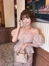 透け感のあるオフショルダーシャツ【ウエストリボン・春夏向け・軽やかなデザイン】