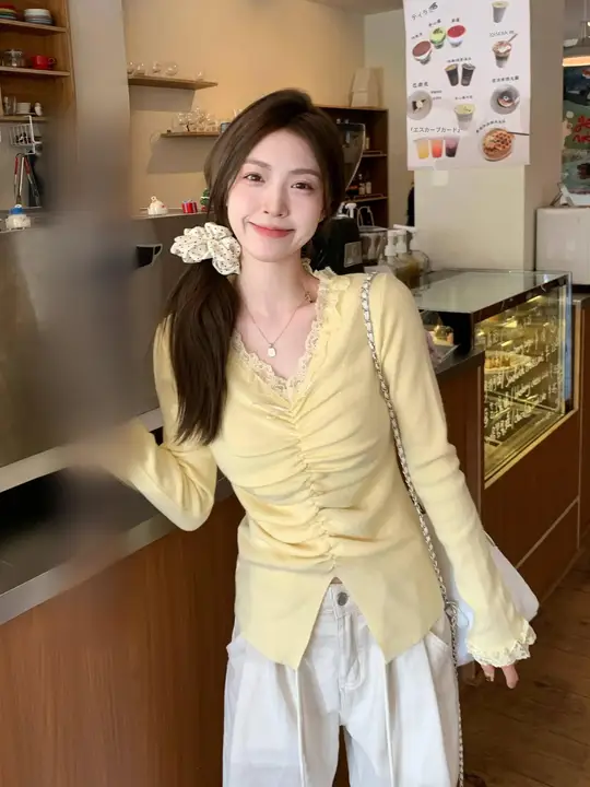 イエローレースデザインのVネックニットトップス【春秋用・セクシー・スリット入り・ウール混紡】