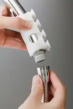 吸盤式バスルーム用シャワーヘッド固定具【シリコン製・熱水器対応】