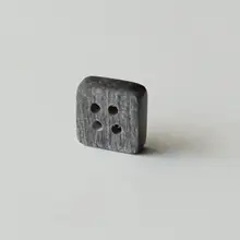 デザインボタン【磨砂加工・グレー・黒の牛角使用・スクエア型】