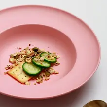 北欧デザインの陶器製パスタプレート【丸形・サラダやスープ用】