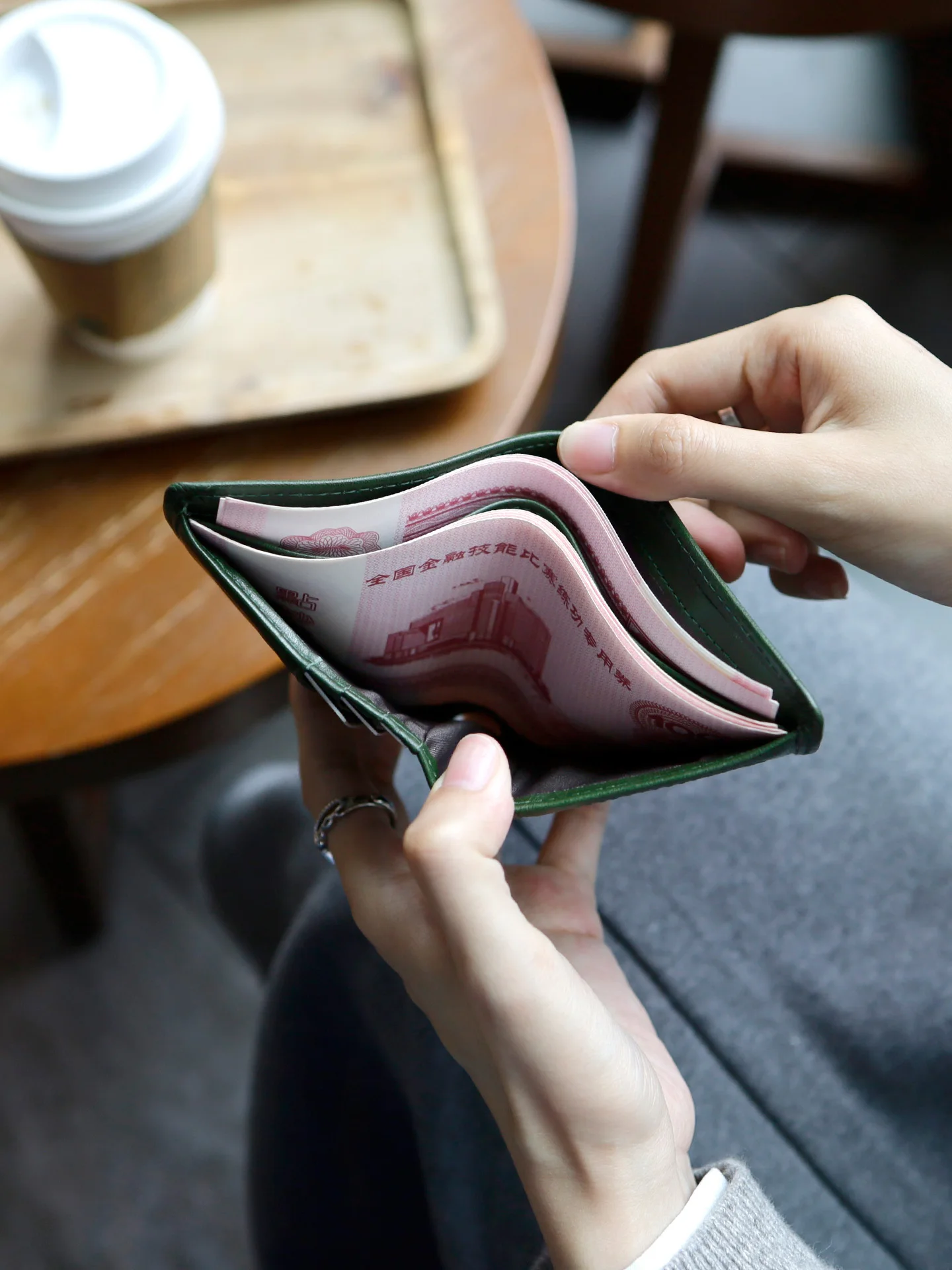 本革製レディースbillfold：ショート・薄型・頭層牛皮で日常使いに最適なシンプルデザイン