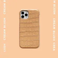 艶やかなミルクティーカラーの牛革エンボススマートフォンケース【シンプルデザイン・iPhone用】