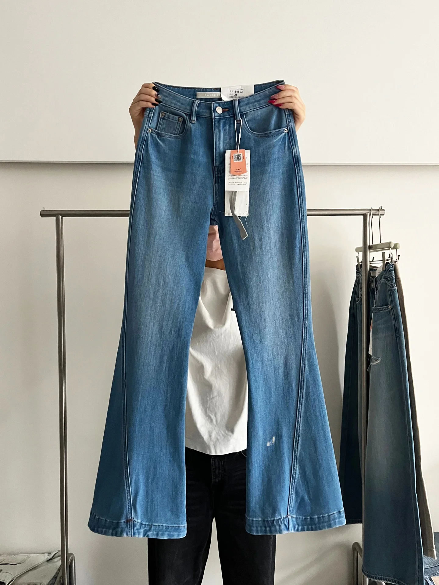 フレアデニムパンツ：ハイウエスト・薄手・ストレッチで夏の日常を快適に