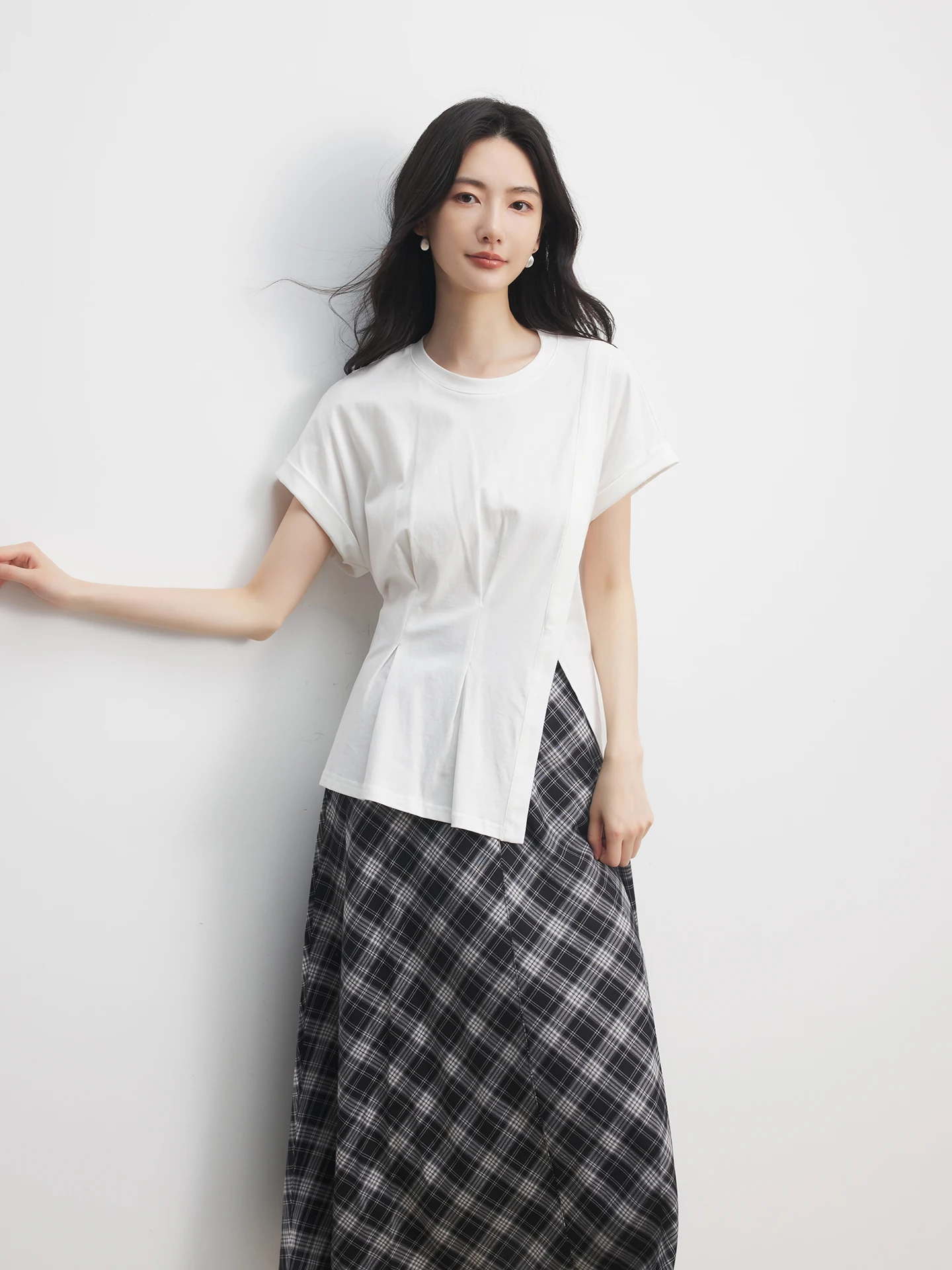 大人向け白Tシャツのコーデはどんな選び方？厳選5選で日常と通勤を両立