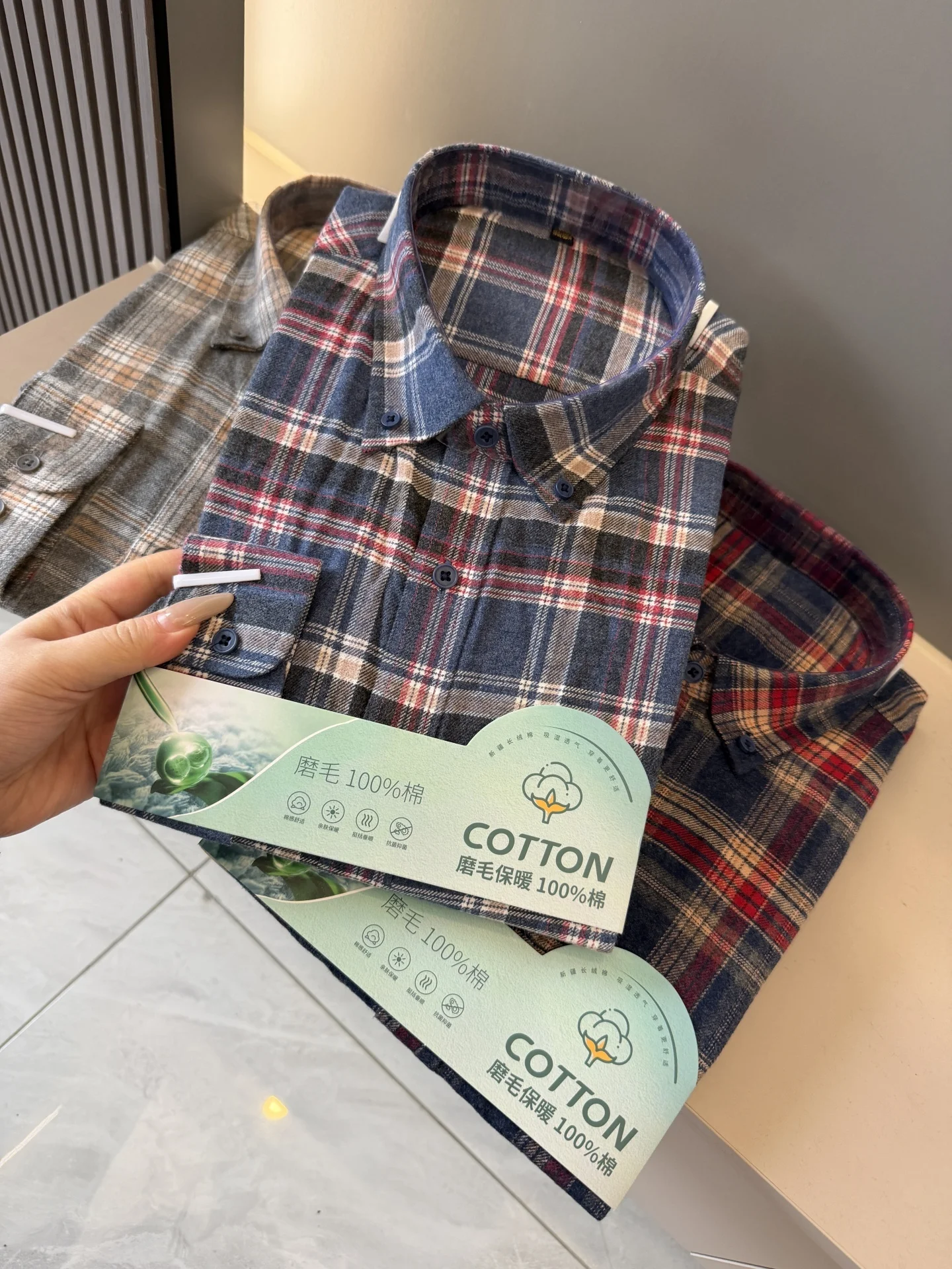 ロングシャツを春と秋に着るなら、どんなチェック柄が最適？