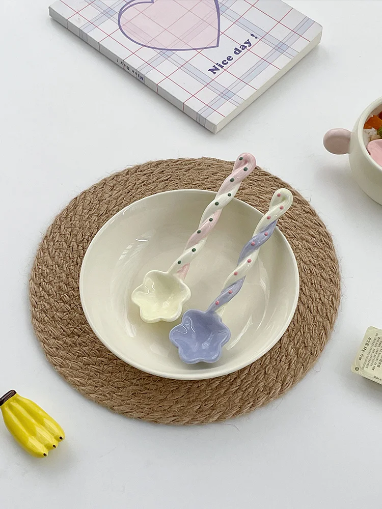 少女心をくすぐる花柄陶器スプーン：おしゃれな洋食器のインテリアデザイン実用性解析