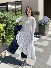 不規則な白色レースロングスカートとデニムベスト・九分丈ワイドパンツの重ね着コーデ（セットアップ対応）