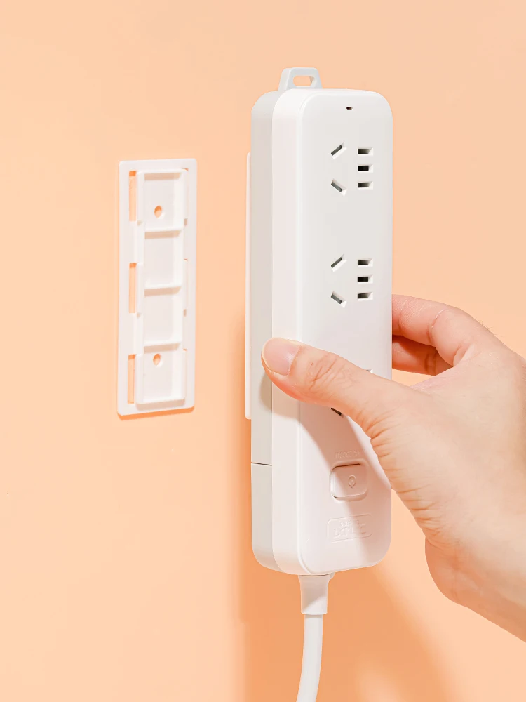 壁に貼るだけで安定する！強力な粘着式コンセント固定器は、どんな生活に必要なのか？