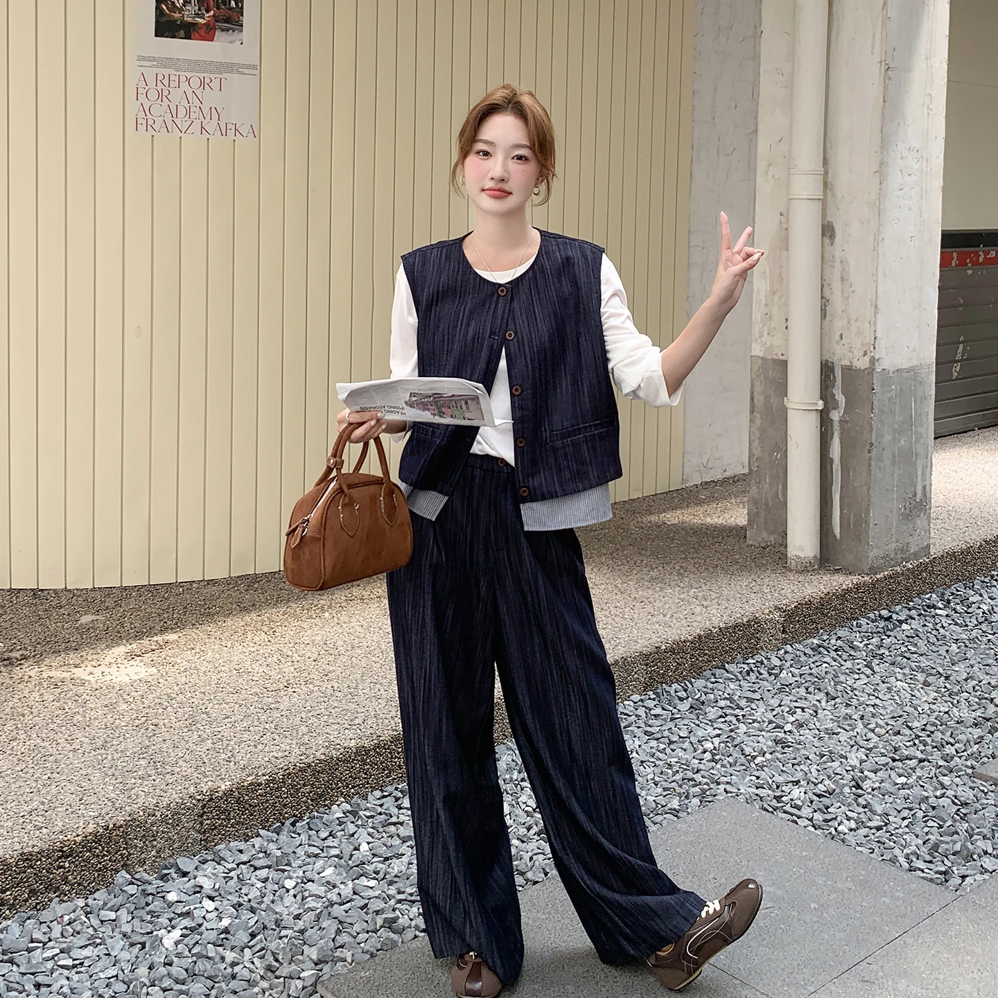 服の組み合わせ：洗練されたベストとワイドパンツセットのカジュアルスタイルガイド