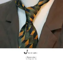 復古デザインの緑色プリントネクタイ【オレンジジオメトリック柄・ワイドタイプ】