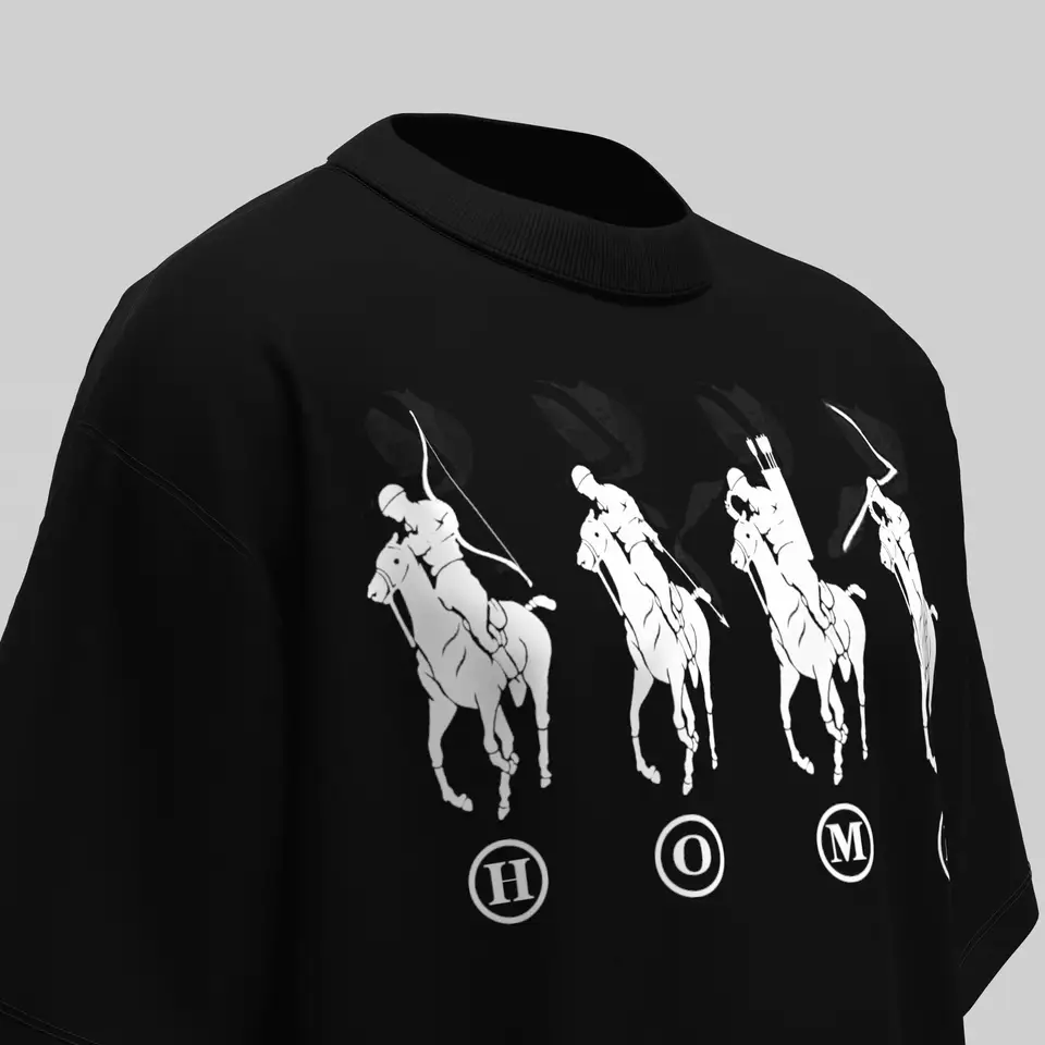 乗馬デザインのゆったりとしたプリントTシャツ【コットン・小さめの襟・短袖】