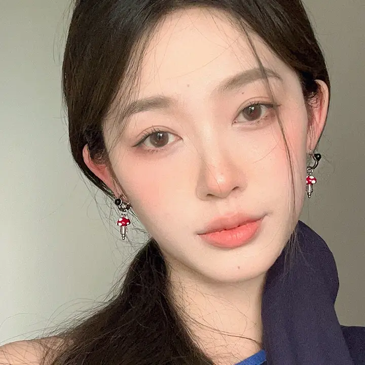 ユニークで可愛いガラス製の小さなキノコピアス【赤色・フックタイプ・個性的】