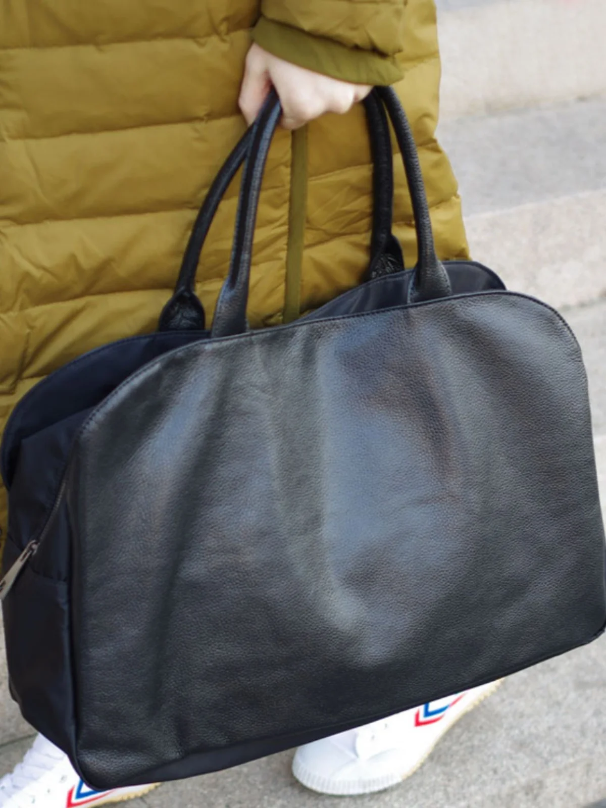 大容量本革ハンドバッグ：2泊旅行や出張に最適な軽量で機能的なショートトリップカバン