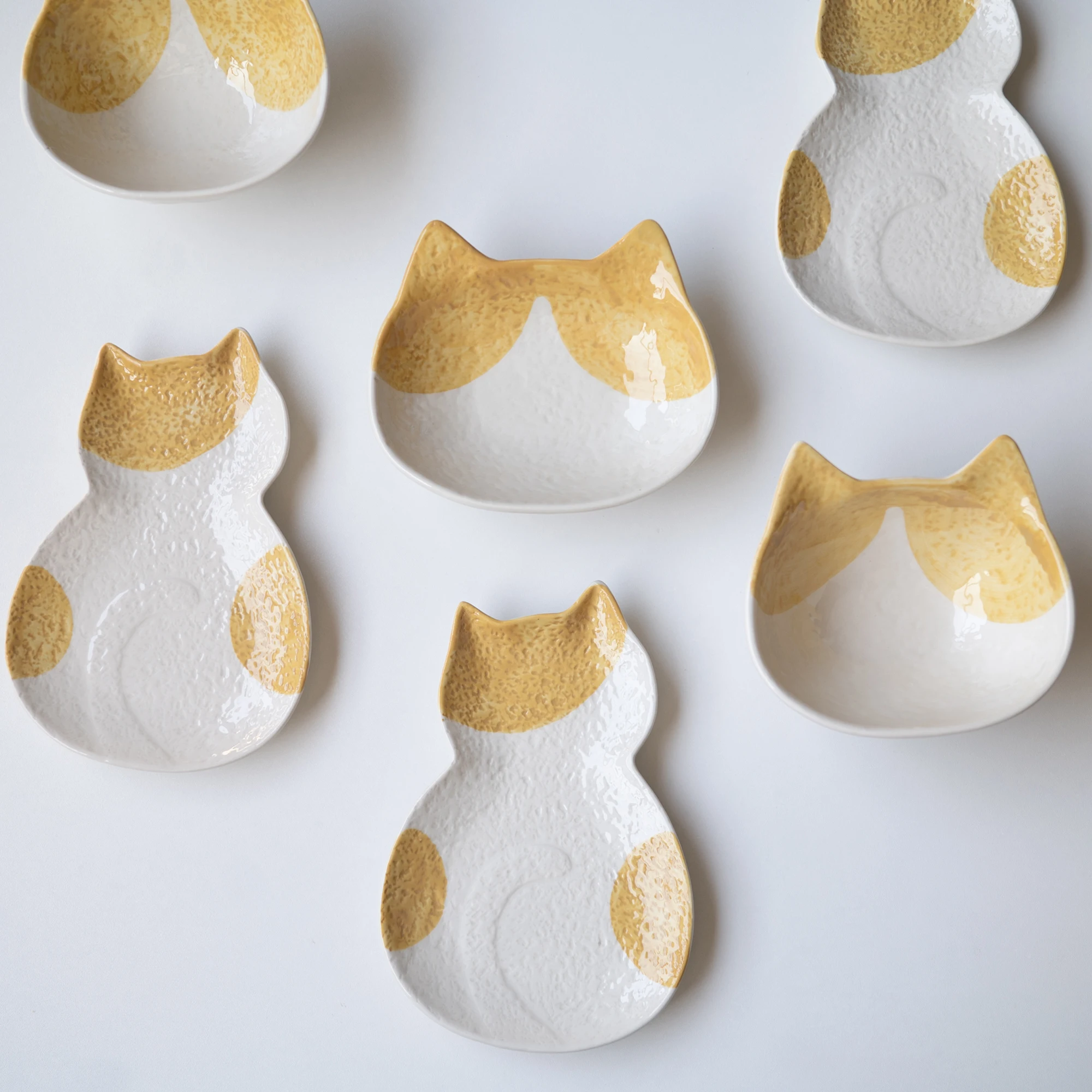 手描き猫デザインの小皿：高級感ある釉下彩調味料用食器の選び方と実用性